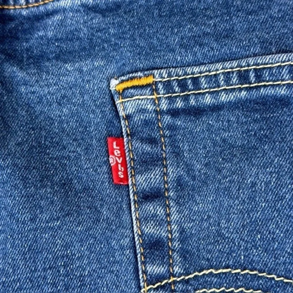 Levis 504 Regular Straight Fit Mens Jeans {Actual W38 L31) Medium Wash Blue